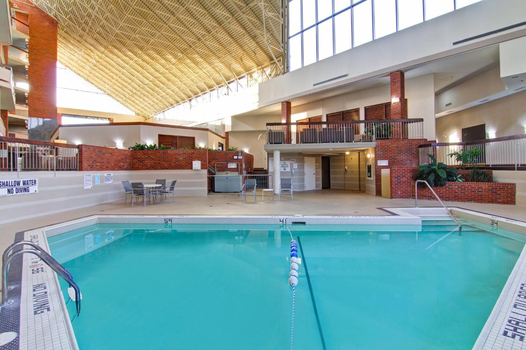 Holiday Inn Oakville Centre By Ihg Экстерьер фото